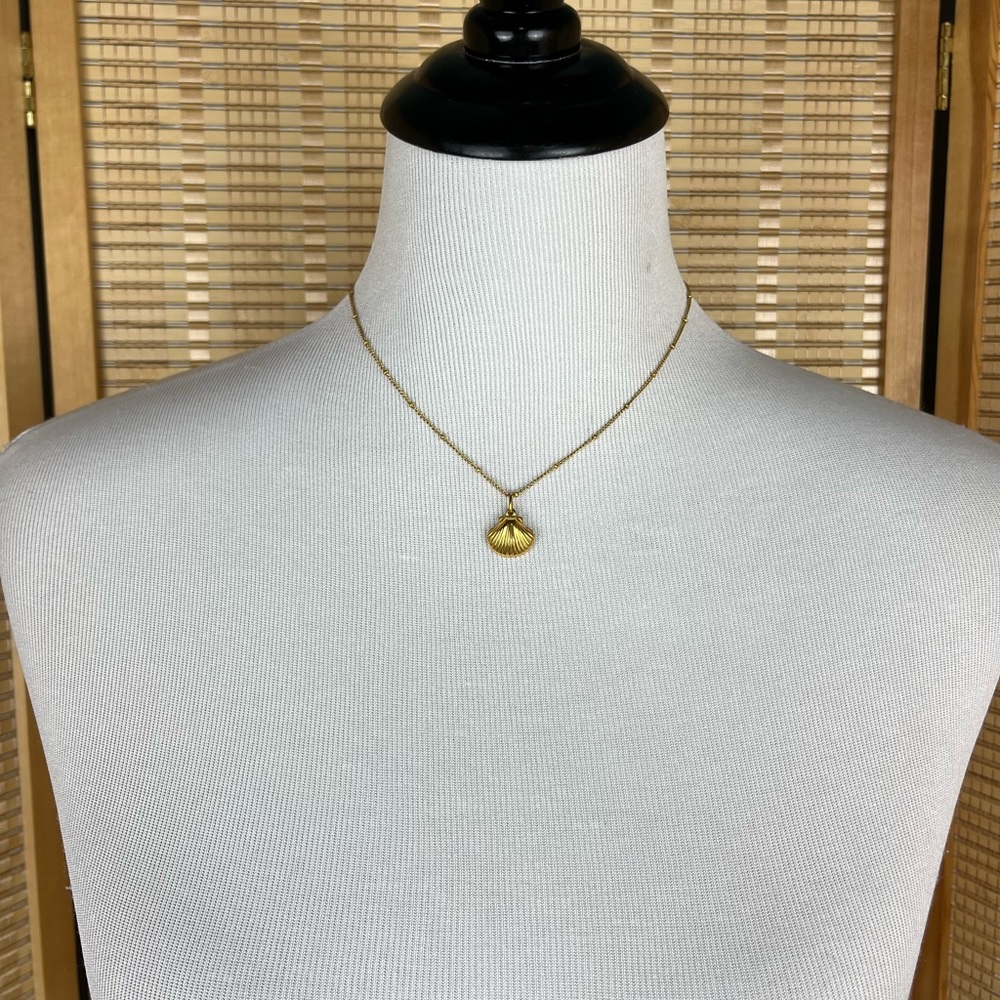 The Seaside Pendant - 18k Gold Seashell Dainty Gold Plated Necklace - Picture 6 of 11